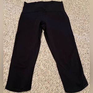 Lululemon cropped leggings - black, mesh on the bottom / sides. size 8